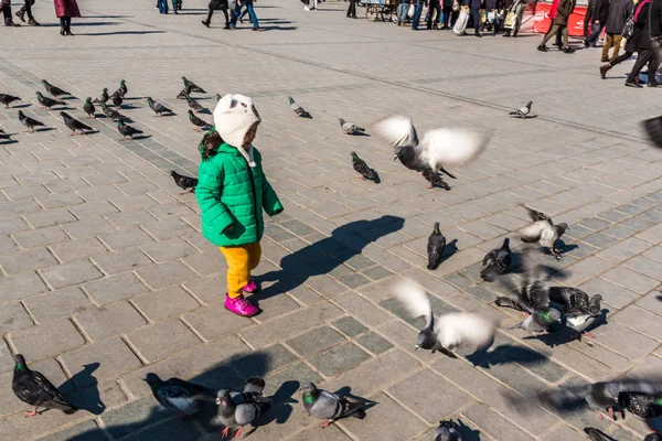 Istanbul Turquía Diciembre 2016 Niños Identificados Alimentan Palomas Nueva Mezquita —  Fotos de Stock