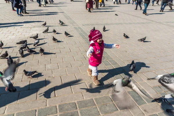 Istanbul Turquía Diciembre 2016 Niños Identificados Alimentan Palomas Nueva Mezquita — Foto de Stock