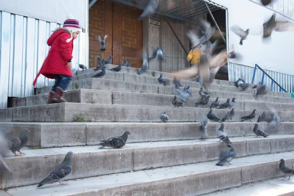 Istanbul Turkey December 2016 Unidentified Children Feed Pigeons New Mosque — Stock Photo, Image