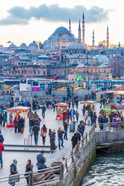 Eminönü Meydanı, turistler ve yerel halkın seyahat, alışveriş, balıkçılık ve balık yemek. Eminönü Meydanı turistler ve yerel halk ile lots çok kalabalık her gün açıktır.
