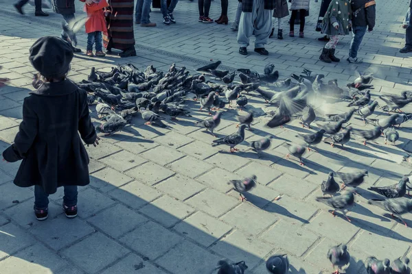 Istanbul Turkey December 2016 Unidentified Children Feed Pigeons New Mosque — Stock Photo, Image