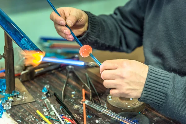 Mãos Homem Artesanato Fazendo Assunto Vidro Feira Artesanatos Fabricante Vidro — Fotografia de Stock