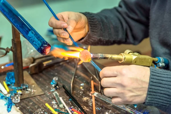 Hände Des Handwerksmannes Der Auf Der Handwerksmesse Ein Glasobjekt Herstellt — Stockfoto