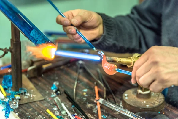 Hände Des Handwerksmannes Der Auf Der Handwerksmesse Ein Glasobjekt Herstellt — Stockfoto