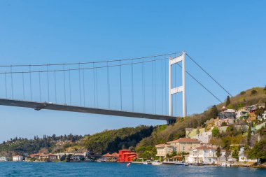 Boğaz, sahil ve deniz koyu Beykoz Istanbul, Türkiye'de feribotuna görünümünü
