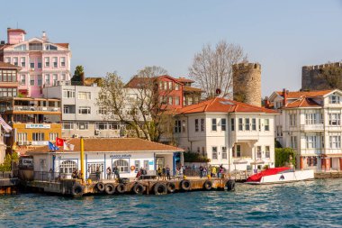 İskele Anadolu Hisarı Anadolu, kale (Anadolu Hisarı) Istanbul Turkey.15 Nisan, 2017