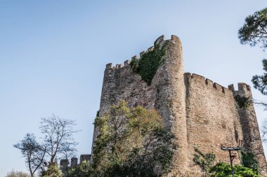 Istanbul.Historically güzelce Hisar(meaning Proper Castle) İstanbul Anadolu (Asya) tarafında bulunan bir kale olarak bilinen Anadolu kalesinde (Anadolu Hisarı)