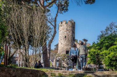 Istanbul.Historically güzelce Hisar(meaning Proper Castle) Nisan, 2017 Istanbul,Turkey.15 Boğaziçi Anadolu (Asya) tarafında bulunan kale olarak bilinen Anadolu kalesinde (Anadolu Hisarı)