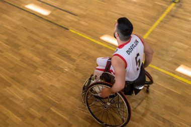 Kimliği belirsiz kişi bir basketbol Show.Turkey, Istanbul, 21 Ocak 2017 tekerlekli sandalye basketbol dostça bir oyun oynamaya