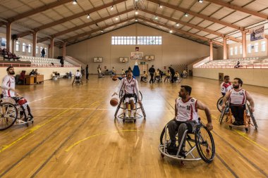 Kimliği belirsiz kişi bir basketbol Show.Turkey, Istanbul, 21 Ocak 2017 tekerlekli sandalye basketbol dostça bir oyun oynamaya