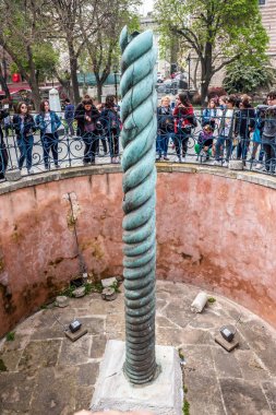 Yılanlı Sütun, üç başlı yılan veya Sultanahmet yakınındaki antik Hipodrom serpantin sütununda, Istanbul, Turkey.11 Nisan 2018'Sultanahmet Camii