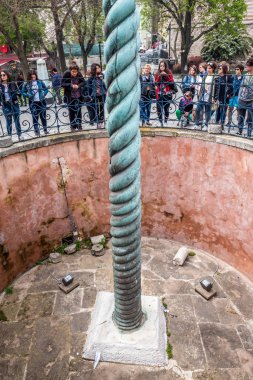 Yılanlı Sütun, üç başlı yılan veya Sultanahmet yakınındaki antik Hipodrom serpantin sütununda, Istanbul, Turkey.11 Nisan 2018'Sultanahmet Camii
