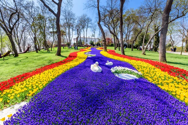 Emirgan Parkı, Sarıyer semtinde yer alan tarihi bir kent parkı geleneksel Lale Festivali. Turistler ve yerliler için ziyaret edin ve zaman harcamak. Istanbul,Turkey.15 Nisan, 2017
