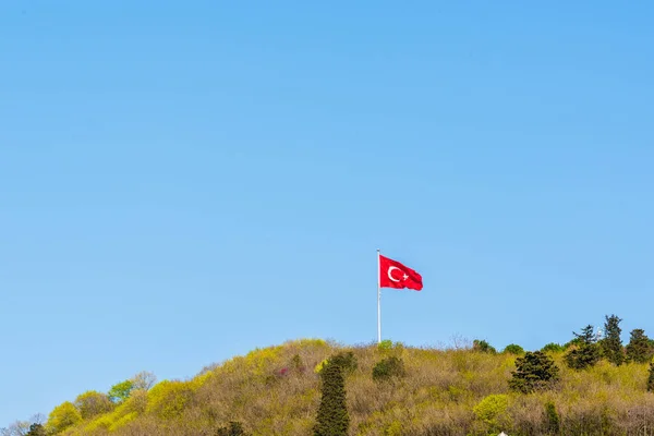 View Waving Turkish Flag Blue Sky Hill Wind Istanbul Turkey — Stock Photo, Image