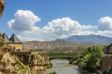 Mengujek gazi'nın Türbesi, Sultan Melih ve Fırat Nehri (Euphrates) Kemah,Erzincan,Turkey.08 Haziran 2014 yılında dış görünümünü