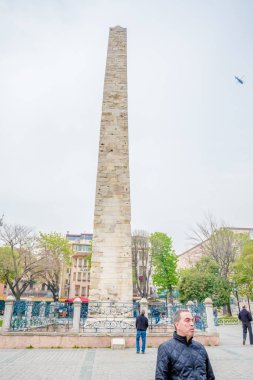 Dikili taş duvarlı, Constantine Obelisk veya Sultanahmet yakınındaki antik Hipodrom duvar Dikilitaş, Istanbul, Turkey.11 Nisan 2018'Sultanahmet Camii