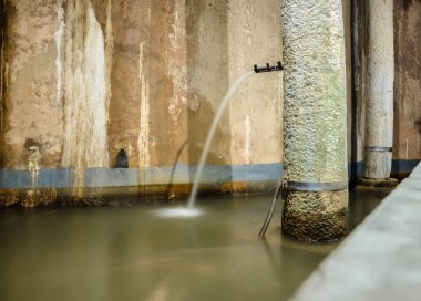 Yerebatan Sarnıcı, bir yeraltı su deposu ve popüler hedef Istanbul, Turkey.11 Nisan 201 havuzda dilek