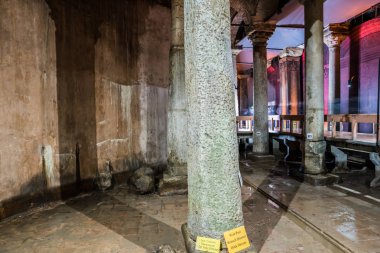 Yerebatan Sarnıcı, bir yeraltı su deposu ve popüler hedef Istanbul, Turkey.11 Nisan 201 havuzda dilek