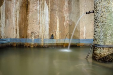 Yerebatan Sarnıcı, bir yeraltı su deposu ve popüler hedef Istanbul, Turkey.11 Nisan 201 havuzda dilek