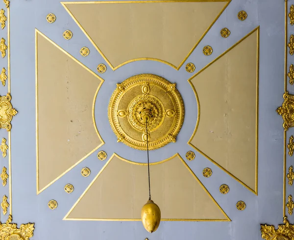 装饰天花板的房间坐落在托普卡帕宫殿 一个大型博物馆的目的地 在土耳其伊斯坦布尔 4月11日201 — 图库照片