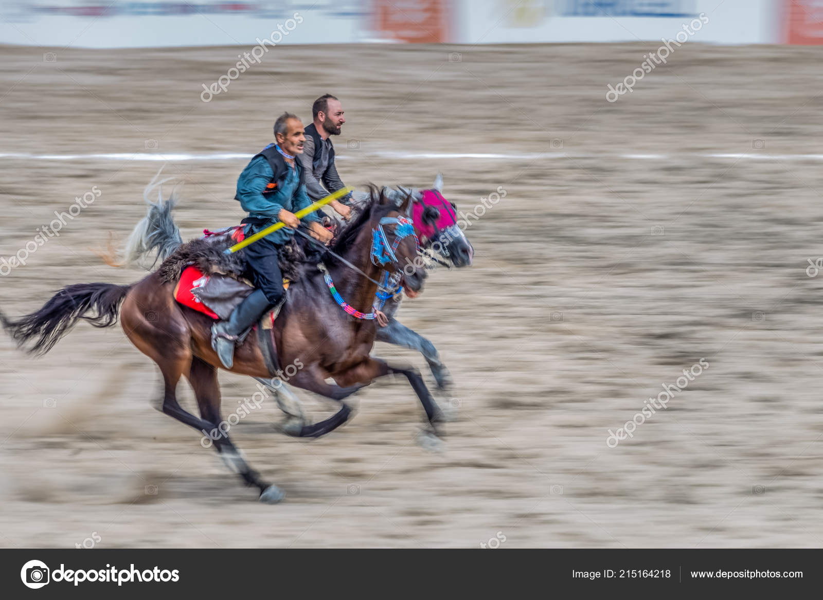 Неопознанные Люди Костюмах Играют Старую Традиционную Турецкую.