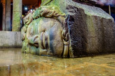 Yana doğru Medusa Medusa heykel Yerebatan Sarnıcı, bir yeraltı su deposu ve popüler hedef Istanbul, Turkey.11 Nisan 201 Başkanı