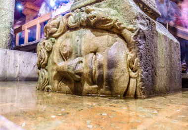 Yana doğru Medusa Medusa heykel Yerebatan Sarnıcı, bir yeraltı su deposu ve popüler hedef Istanbul, Turkey.11 Nisan 201 Başkanı