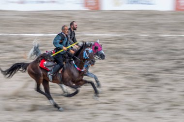 Kostümleri kimliği belirsiz kişi eski geleneksel Türk oyun oynuyor: cirit veya atarak ata sporu cirit (cirit) 28 Ağustos 2016 yılında Istanbul, Türkiye - sopa
