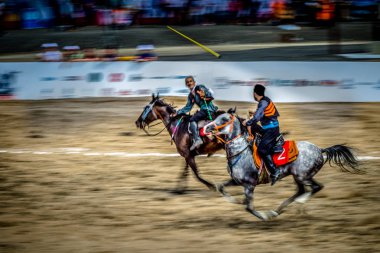 Kostümleri kimliği belirsiz kişi eski geleneksel Türk oyun oynuyor: cirit veya atarak ata sporu cirit (cirit) 28 Ağustos 2016 yılında Istanbul, Türkiye - sopa