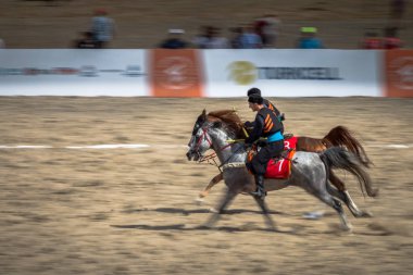 Kostümleri kimliği belirsiz kişi eski geleneksel Türk oyun oynuyor: cirit veya atarak ata sporu cirit (cirit) 28 Ağustos 2016 yılında Istanbul, Türkiye - sopa