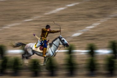Eski Türk askeri ve Osmanlı askerleri kostümleri tanımlanamayan Ortaçağ okçu ok ve eğri ile bir Target atlı hedeflemektedir. Istanbul, Türkiye - 28 Ağustos 2016