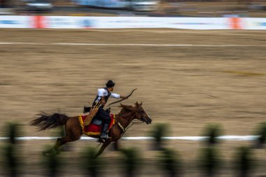 Eski Türk askeri ve Osmanlı askerleri kostümleri tanımlanamayan Ortaçağ okçu ok ve eğri ile bir Target atlı hedeflemektedir. Istanbul, Türkiye - 28 Ağustos 2016