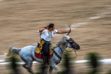 Eski Türk askeri ve Osmanlı askerleri kostümleri tanımlanamayan Ortaçağ okçu ok ve eğri ile bir Target atlı hedeflemektedir. Istanbul, Türkiye - 28 Ağustos 2016