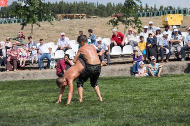 Kimliği belirsiz petrol güreşçiler. Yağlı Güreş güreş, yağ olarak da adlandırılır (yağlı Gures), Türk Ulusal spordur. Güreşçiler kendileri zeytinyağı ile ıslatın. Istanbul, Türkiye - 28 Ağustos 2016