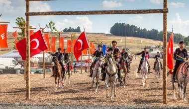 Eski Türk askeri ve Osmanlı askerleri retro kostümleri kimliği belirsiz erkek ata biniyor. Istanbul, Türkiye - 28 Ağustos 2016