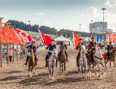 Eski Türk askeri ve Osmanlı askerleri retro kostümleri kimliği belirsiz erkek ata biniyor. Istanbul, Türkiye - 28 Ağustos 2016