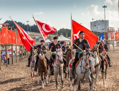 Eski Türk askeri ve Osmanlı askerleri retro kostümleri kimliği belirsiz erkek ata biniyor. Istanbul, Türkiye - 28 Ağustos 2016