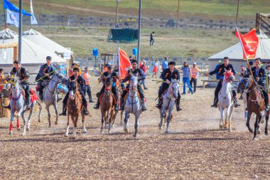 Eski Türk askeri ve Osmanlı askerleri retro kostümleri kimliği belirsiz erkek ata biniyor. Istanbul, Türkiye - 28 Ağustos 2016