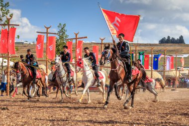 Eski Türk askeri ve Osmanlı askerleri retro kostümleri kimliği belirsiz erkek ata biniyor. Istanbul, Türkiye - 28 Ağustos 2016