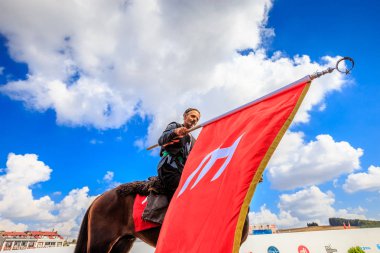 Eski Türk askeri ve Osmanlı askerleri retro kostümleri kimliği belirsiz erkek ata biniyor. Istanbul, Türkiye - 28 Ağustos 2016