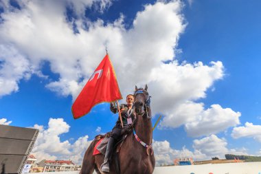 Eski Türk askeri ve Osmanlı askerleri retro kostümleri kimliği belirsiz erkek ata biniyor. Istanbul, Türkiye - 28 Ağustos 2016