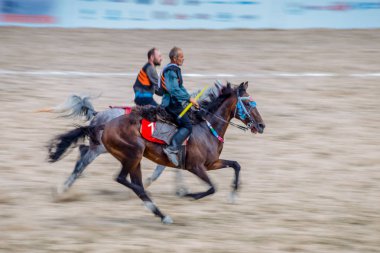Kostümleri kimliği belirsiz kişi eski geleneksel Türk oyun oynuyor: cirit veya atarak ata sporu cirit (cirit) 28 Ağustos 2016 yılında Istanbul, Türkiye - sopa