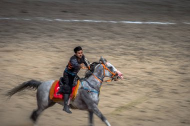 Kostümleri kimliği belirsiz kişi eski geleneksel Türk oyun oynuyor: cirit veya atarak ata sporu cirit (cirit) 28 Ağustos 2016 yılında Istanbul, Türkiye - sopa