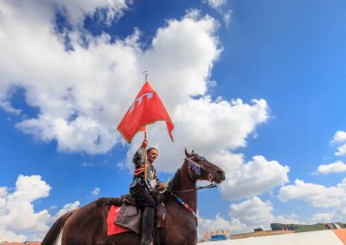 Eski Türk askeri ve Osmanlı askerleri retro kostümleri kimliği belirsiz erkek ata biniyor. Istanbul, Türkiye - 28 Ağustos 2016