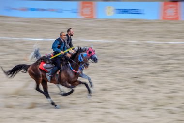 Kostümleri kimliği belirsiz kişi eski geleneksel Türk oyun oynuyor: cirit veya atarak ata sporu cirit (cirit) 28 Ağustos 2016 yılında Istanbul, Türkiye - sopa