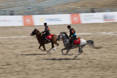 Kostümleri kimliği belirsiz kişi eski geleneksel Türk oyun oynuyor: cirit veya atarak ata sporu cirit (cirit) 28 Ağustos 2016 yılında Istanbul, Türkiye - sopa