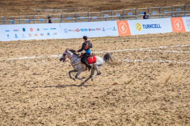 Kostümleri kimliği belirsiz kişi eski geleneksel Türk oyun oynuyor: cirit veya atarak ata sporu cirit (cirit) 28 Ağustos 2016 yılında Istanbul, Türkiye - sopa