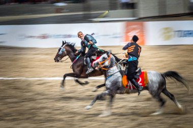 Kostümleri kimliği belirsiz kişi eski geleneksel Türk oyun oynuyor: cirit veya atarak ata sporu cirit (cirit) 28 Ağustos 2016 yılında Istanbul, Türkiye - sopa