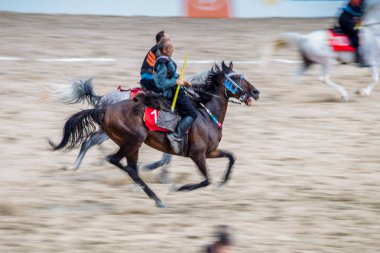 Kostümleri kimliği belirsiz kişi eski geleneksel Türk oyun oynuyor: cirit veya atarak ata sporu cirit (cirit) 28 Ağustos 2016 yılında Istanbul, Türkiye - sopa
