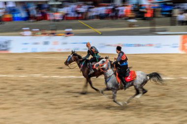 Kostümleri kimliği belirsiz kişi eski geleneksel Türk oyun oynuyor: cirit veya atarak ata sporu cirit (cirit) 28 Ağustos 2016 yılında Istanbul, Türkiye - sopa